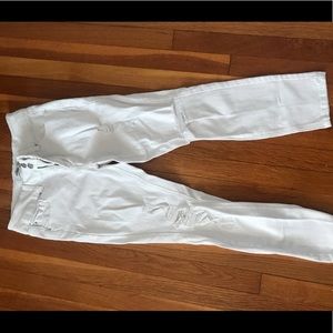 White distressed crop jeans by Refuge